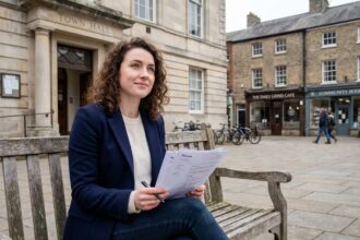 Jeune femme en blazer consulte son CV sur un banc public